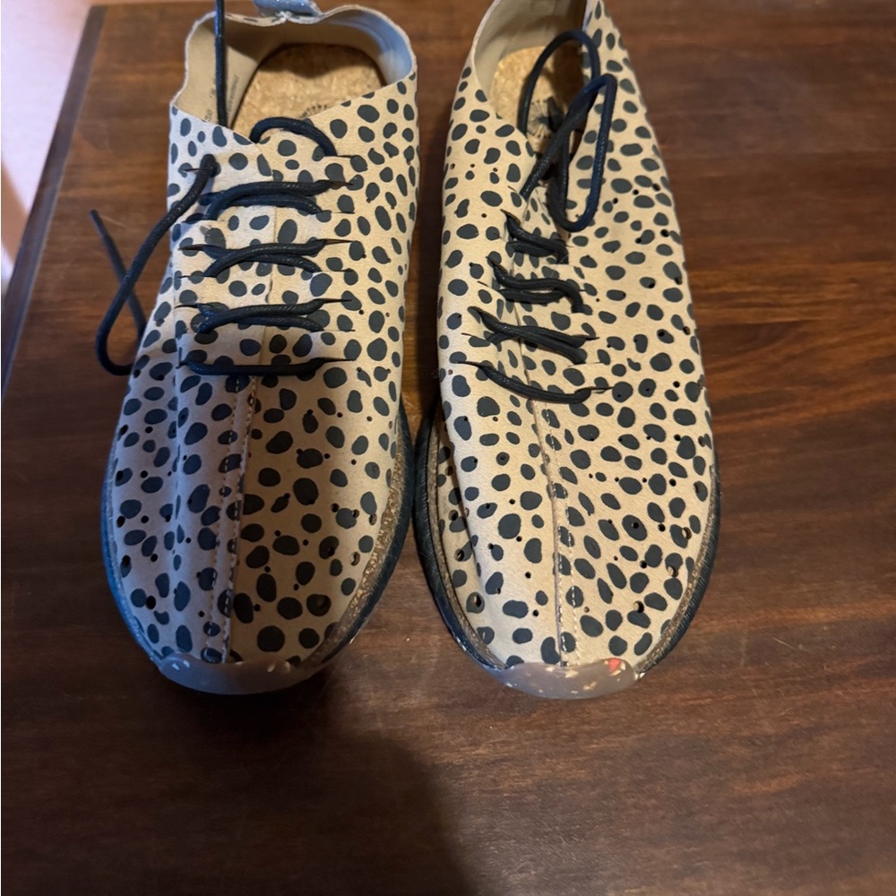 OTBT Animal print Leopard Brown Black Sneakers 7.5 EUC!!